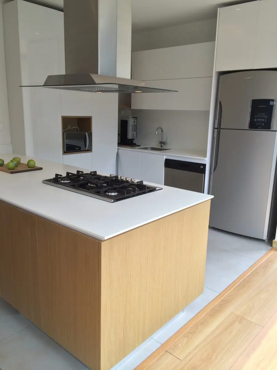 Cocina integral con isla en enchape de madera fabricada por Decoración Raíz