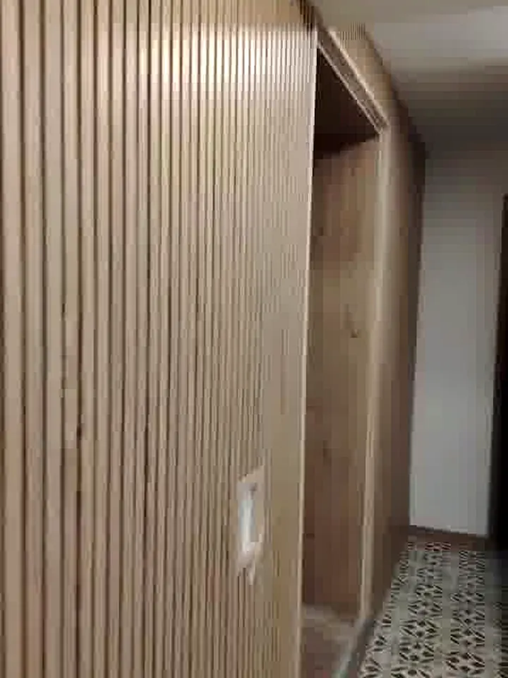 Remate de la palillería de madera en la esquina y el acceso
